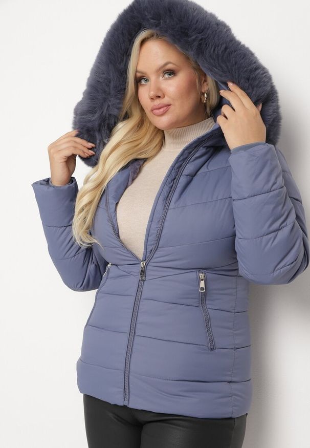 Born2be - Niebieska Pikowana Kurtka z Odpinanym Kapturem z Futerkiem Savessia. Okazja: na spacer. Kolekcja: plus size. Kolor: niebieski. Materiał: futro. Wzór: aplikacja. Styl: elegancki