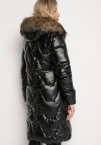 Born2be - Czarno-Brązowa Zimowa Kurtka Pikowana o Długim Kroju z Kapturem z Odpinanym Futrem Lilareen. Okazja: na co dzień. Typ kołnierza: kaptur. Kolor: czarny. Materiał: futro. Długość: długie. Sezon: zima. Styl: casual, elegancki #6