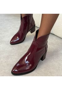 Bordowe lakierowane botki damskie na obcasie M.Daszyński 2337-13. Okazja: na spotkanie biznesowe, do pracy, na co dzień. Kolor: czerwony. Materiał: skóra, lakier. Szerokość cholewki: normalna. Sezon: zima, jesień. Obcas: na obcasie. Styl: klasyczny, biznesowy, wizytowy, elegancki, casual. Wysokość obcasa: średni #1