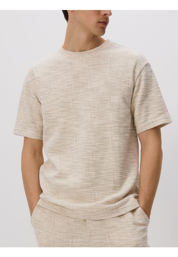 Reserved - Strukturalny t-shirt relaxed fit - beżowy. Kolor: beżowy. Materiał: bawełna, dzianina