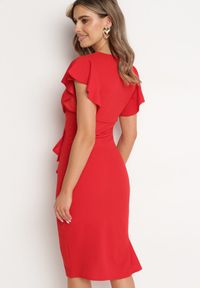 Born2be - Czerwona Dopasowana Sukienka z Kopertowym Dekoltem i Falbankami Leolani. Okazja: na co dzień. Typ kołnierza: kołnierz z falbankami. Kolor: czerwony. Materiał: jeans. Typ sukienki: kopertowe. Styl: casual, klasyczny #2
