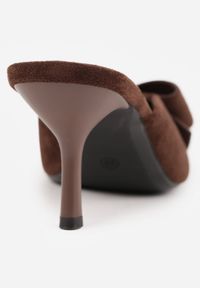Renee - Brązowe Klapki Mule na Szpilce z Kokardką Kimoseis. Nosek buta: otwarty. Kolor: brązowy. Materiał: skóra, zamsz. Wzór: aplikacja. Sezon: lato. Obcas: na szpilce. Wysokość obcasa: średni #3
