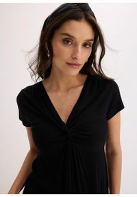 bonprix - T-shirt z mieszanki wiskozy. Typ kołnierza: dekolt w serek. Kolor: czarny. Materiał: wiskoza. Wzór: nadruk, aplikacja, gładki #3