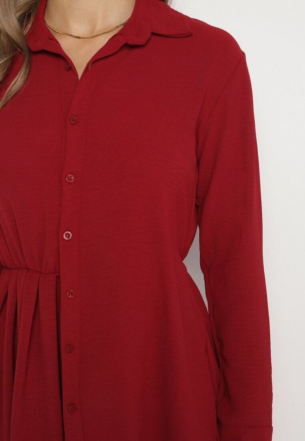 Born2be - Bordowa Asymetryczna Sukienka o Koszulowym Kroju z Gumką w Talii Elodina. Kolor: czerwony. Długość rękawa: długi rękaw. Typ sukienki: asymetryczne, koszulowe. Styl: sportowy, elegancki