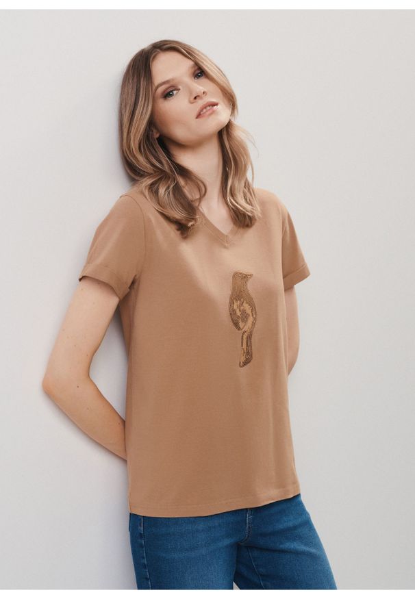 Ochnik - T-shirt damski w kolorze camel z aplikacją wilgi. Okazja: na co dzień. Kolor: brązowy. Materiał: bawełna. Długość: krótkie. Wzór: aplikacja. Styl: casual