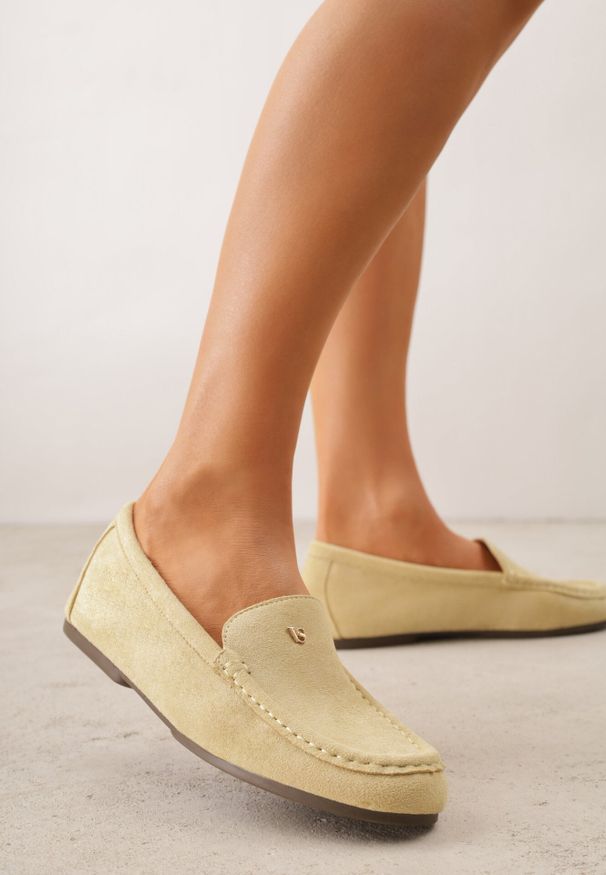 Born2be - Żółte Mokasyny VICES ze Skórzaną Wkładką i Metalową Ozdobą Aquilin. Nosek buta: okrągły. Kolor: żółty. Materiał: skóra. Wzór: aplikacja. Obcas: na obcasie. Styl: klasyczny. Wysokość obcasa: niski