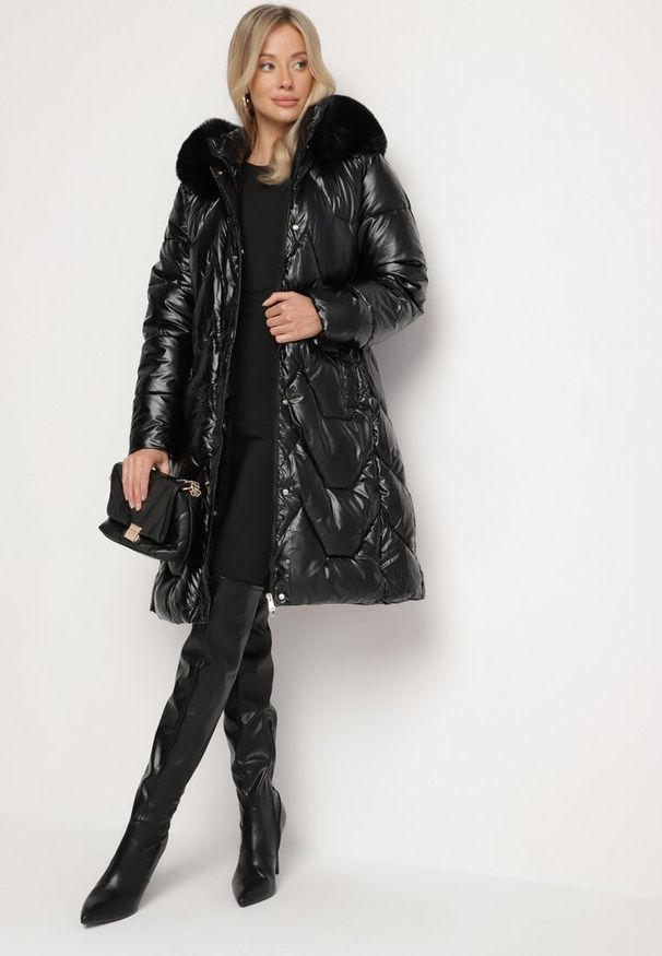 Born2be - Czarna Zimowa Kurtka Pikowana o Długim Kroju z Kapturem z Odpinanym Futrem Lilareen. Okazja: na co dzień. Typ kołnierza: kaptur. Kolor: czarny. Materiał: futro. Długość: długie. Sezon: zima. Styl: elegancki, casual