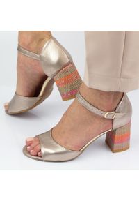 DEONI - Złote skórzane Polskie sandały damskie z zakrytą piętą na słupku Deoni. Kolor: złoty. Materiał: skóra. Obcas: na słupku #1