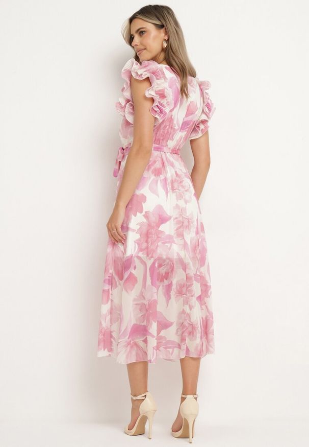 Born2be - Różowa Kopertowa Sukienka z Gumką w Pasie i Materiałowym Paskiem z Falbankami Dimrina. Okazja: na co dzień. Typ kołnierza: kołnierz z falbankami. Kolor: różowy. Materiał: materiał. Typ sukienki: kopertowe. Styl: casual