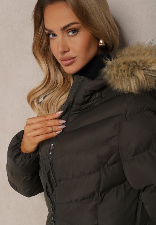 Renee - Ciemnozielona Kurtka Zimowa z Pikowanymi Przeszyciami i Kapturem z Futrem Alirina. Okazja: na spacer. Kolor: zielony. Materiał: futro. Długość: długie. Sezon: zima. Styl: elegancki