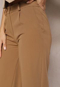Renee - Jasnobrązowe Szerokie Spodnie High Waist z Gumką w Pasie Eternel. Okazja: na spotkanie biznesowe. Stan: podwyższony. Kolor: brązowy. Materiał: jedwab. Styl: elegancki, biznesowy