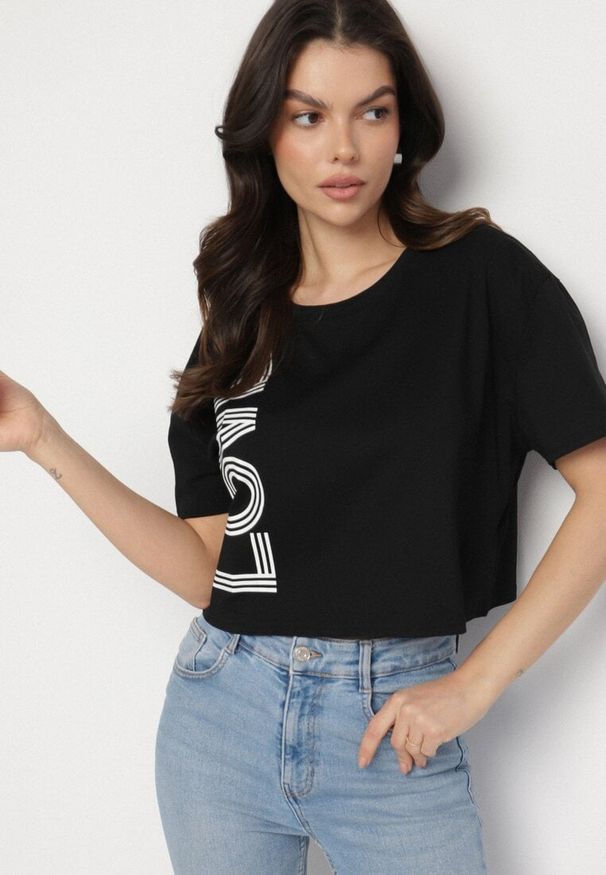 Born2be - Czarny Krótki Bawełniany T-shirt z Napisem Sannirra. Okazja: na co dzień. Kolor: czarny. Materiał: bawełna. Długość: krótkie. Wzór: napisy. Styl: klasyczny, casual