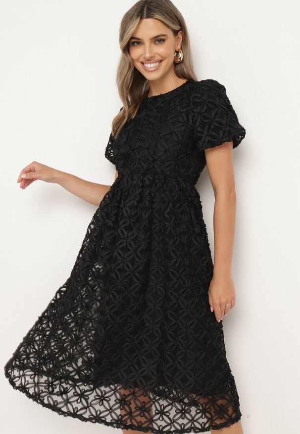 Born2be - Czarna Rozkloszowana Sukienka z Przeźroczystym Tiulem z Ozdobnym Wzorem Exbia. Typ kołnierza: dekolt w łódkę. Kolor: czarny. Materiał: tiul. Wzór: ażurowy. Styl: elegancki, klasyczny