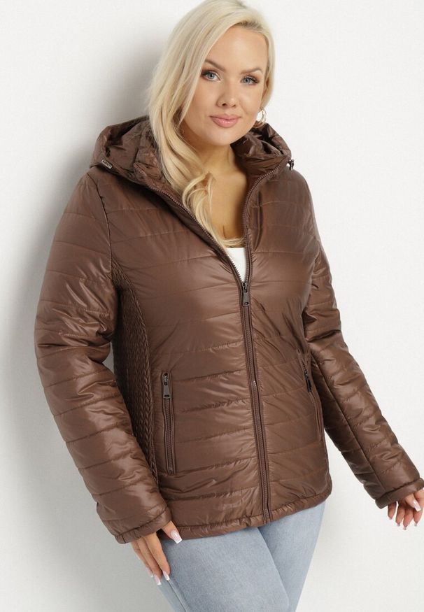 Born2be - Brązowa Pikowana Kurtka z Opinanym Kapturem i Wstawkami z Gumek Terilinde. Okazja: na spacer. Kolekcja: plus size. Kolor: brązowy. Materiał: jeans