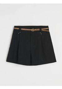 Sinsay - Gładkie szorty z paskiem z wiskozą - czarny. Kolor: czarny. Materiał: wiskoza. Wzór: gładki #1