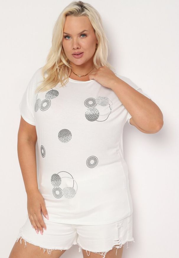 Born2be - Biały T-shirt z Bawełny Wykończony Cyrkoniami Krissianne. Okazja: do pracy, na co dzień. Kolor: biały. Materiał: bawełna. Wzór: geometria, aplikacja. Styl: elegancki, casual