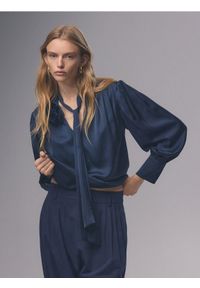 Reserved - Bluzka z ozdobnym wiązaniem - granatowy. Kolor: niebieski. Materiał: tkanina, wiskoza #1