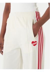 Adidas - adidas Spodnie dresowe Firebird KQ8056 Beżowy Loose Fit. Kolor: beżowy. Materiał: syntetyk #3