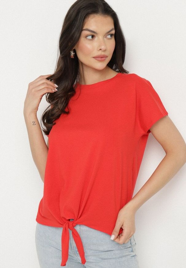 Born2be - Czerwony T-shirt z Bawełny z Ozdobnym Wiązaniem Sunitra. Okazja: na co dzień, na spotkanie biznesowe. Kolor: czerwony. Materiał: bawełna. Sezon: lato, wiosna. Styl: biznesowy, klasyczny, casual