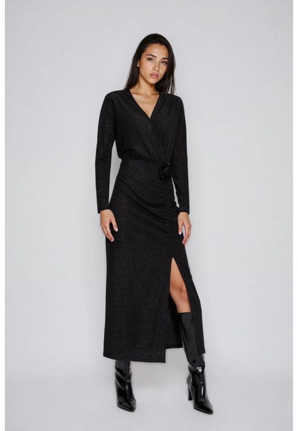 MOODO - Sukienka maxi z rozcięciem czarna. Kolor: czarny. Materiał: poliester, elastan. Długość: maxi