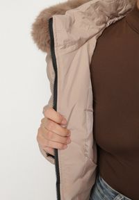 Born2be - Beżowa Klasyczna Kurtka z Pikowanymi Przeszyciami i Kapturem z Futerkiem Raffisa. Okazja: na co dzień. Kolekcja: plus size. Kolor: beżowy. Materiał: futro. Styl: klasyczny #3