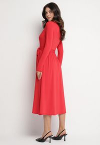 Born2be - Czerwona Sukienka Kopertowa z Wiskozą Wiązana w Talii Drestalia. Okazja: na co dzień. Typ kołnierza: dekolt w kształcie V. Kolor: czerwony. Materiał: wiskoza. Długość rękawa: długi rękaw. Typ sukienki: kopertowe. Styl: casual, klasyczny #2