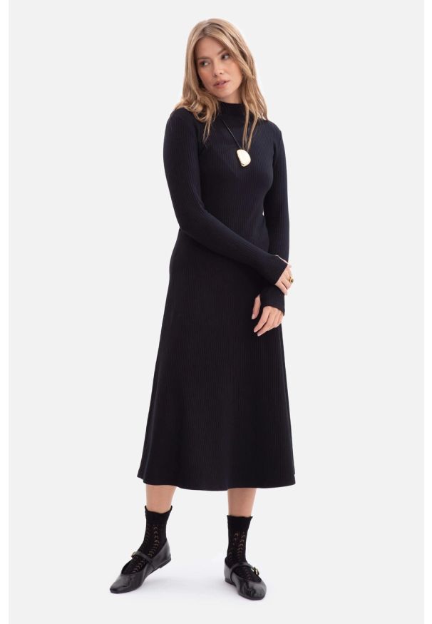 BeWear - Bawełniana sukienka dzianinowa z golfem rozkloszowana czarna. Typ kołnierza: golf. Kolor: brązowy, czarny. Materiał: bawełna, dzianina. Sezon: zima, jesień