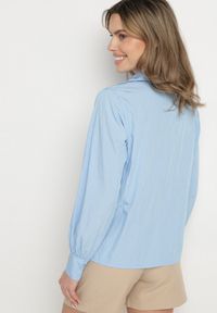 Born2be - Jasnoniebieska Koszula z Wiskozą i Koronkowymi Wstawkami Tenaraia. Okazja: na co dzień. Kolor: niebieski. Materiał: koronka, wiskoza. Styl: klasyczny, elegancki, casual #4