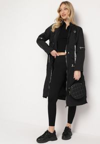 Born2be - Czarny Płaszcz z Regulowaną Długością i Taśmami z Napisem Emmilou. Kolor: czarny. Wzór: napisy. Sezon: wiosna, jesień #1