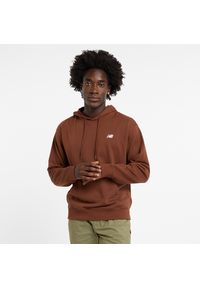 Bluza męska New Balance MT41508ROK – brązowa. Kolor: brązowy. Materiał: dresówka, bawełna, tkanina, poliester. Wzór: aplikacja