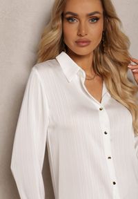 Renee - Biała Klasyczna Koszula z Guzikami Pianelle. Kolor: biały. Materiał: jeans. Długość rękawa: długi rękaw. Długość: długie. Styl: klasyczny