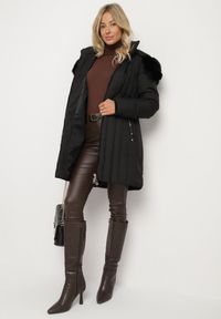 Born2be - Czarna Kurtka z Pionowymi Pikowanymi Przeszyciami i Kapturem z Futrem Wiązana w Pasie Leoriya. Okazja: na co dzień. Kolor: czarny. Materiał: futro. Styl: casual #4
