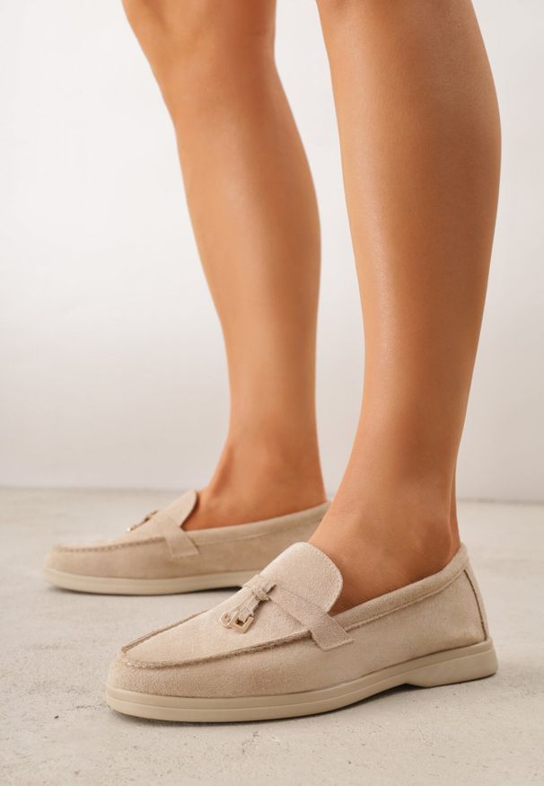 Born2be - Beżowe Lekkie Mokasyny VICES z Metalowymi Ozdobami i Skórzaną Wkladką Adrialee. Nosek buta: okrągły. Kolor: beżowy. Materiał: skóra. Wzór: aplikacja. Obcas: na obcasie. Styl: klasyczny. Wysokość obcasa: niski