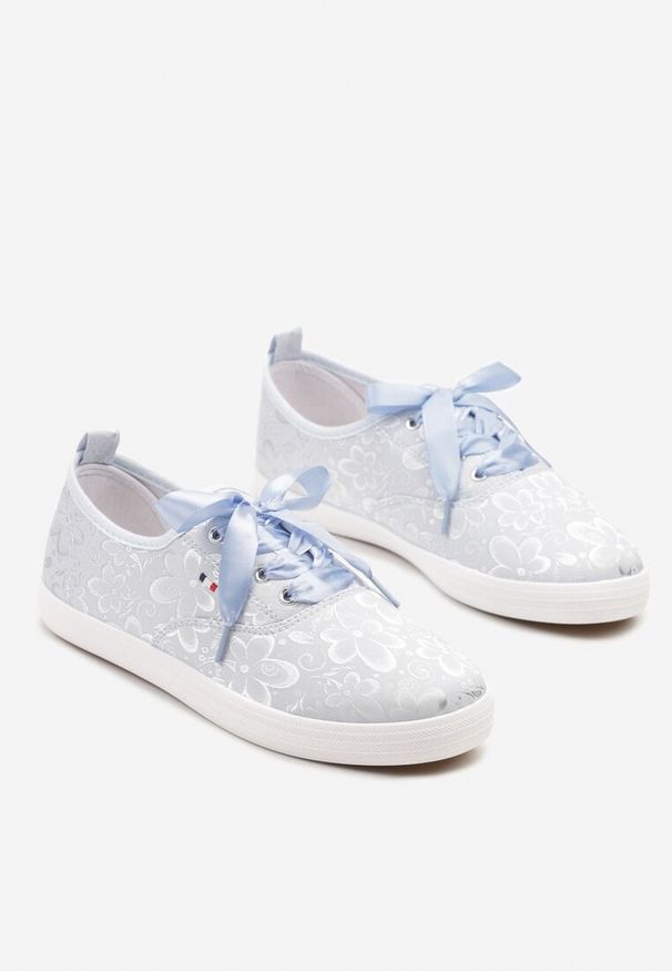 Born2be - Jasnoniebieskie Tenisówki Zdobione Tłoczonym Wzorem z Ozdobnymi Sznurówkami Paloniela. Okazja: na co dzień. Kolor: niebieski. Materiał: jeans. Wzór: aplikacja. Styl: klasyczny, casual