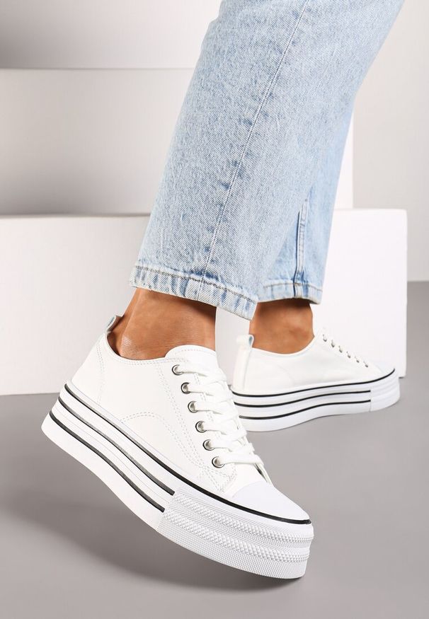 Renee - Białe Streetwearowe Trampki Basic na Grubej Podeszwie w Paski Avirissa. Okazja: na co dzień. Zapięcie: pasek. Kolor: biały. Materiał: jeans. Wzór: paski. Obcas: na platformie. Styl: młodzieżowy, elegancki, casual