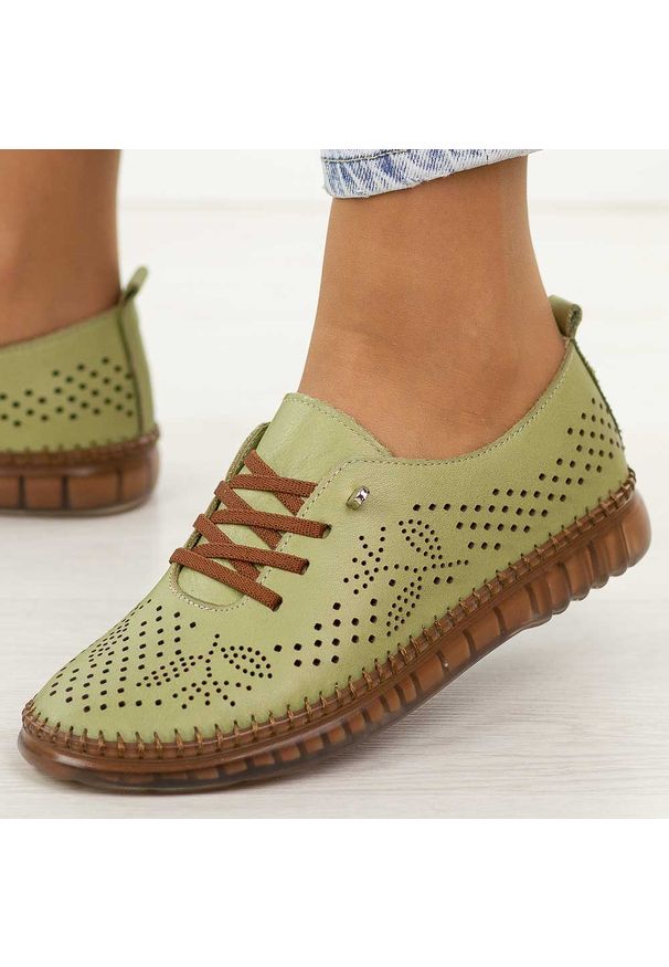 Zielone ażurowane skórzane półbuty damskie T.Sokolski 302. Okazja: na co dzień. Nosek buta: okrągły. Kolor: zielony. Materiał: skóra. Szerokość cholewki: normalna. Sezon: wiosna, jesień, lato. Styl: casual, klasyczny