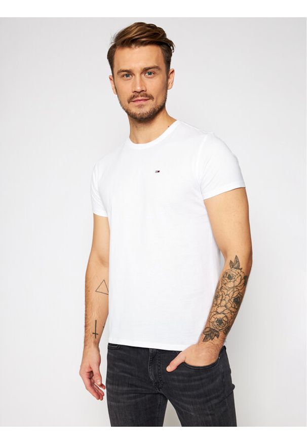 Tommy Jeans T-Shirt DM0DM04411 Biały Slim Fit. Kolor: biały. Materiał: bawełna