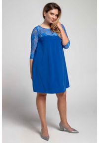 Nommo - Niebieska Trapezowa Sukienka Wizytowa z Koronką PLUS SIZE. Kolekcja: plus size. Kolor: niebieski. Materiał: koronka. Wzór: koronka. Typ sukienki: dla puszystych, trapezowe. Styl: wizytowy #1