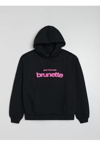 Sinsay - Bluza hoodie z napisem - czarny. Kolor: czarny. Wzór: napisy