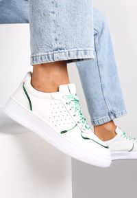 Renee - Biało-Zielone Sneakersy z Kolorowymi Sznurówkami i Metalicznymi Wstawkami Lania. Kolor: biały. Wzór: kolorowy