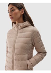 4f - 4F Kurtka puchowa z wypełnieniem z recyklingu damska - beżowa S. Okazja: na co dzień. Typ kołnierza: kaptur, kołnierzyk stójkowy. Kolor: beżowy. Materiał: puch. Długość: długie. Styl: klasyczny, casual, sportowy #2