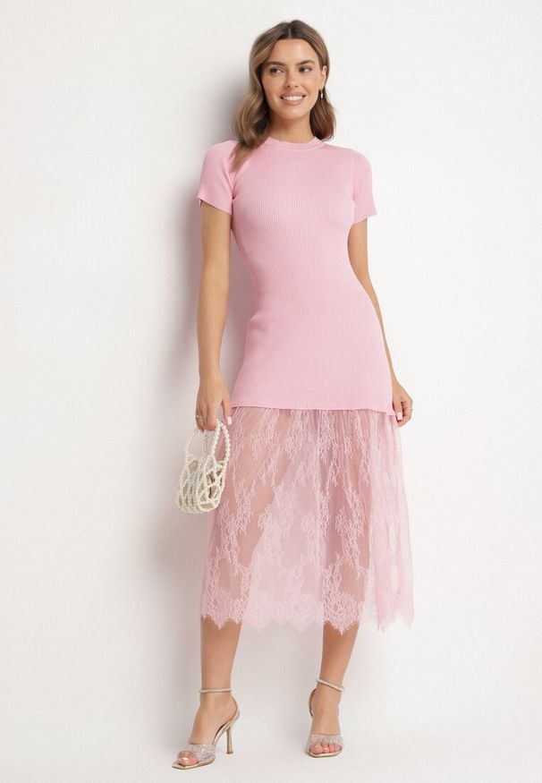 Born2be - Różowa Prążkowana Sukienka z Koronkowym Dołem Vilzedi. Kolor: różowy. Materiał: prążkowany, koronka. Typ sukienki: proste. Styl: glamour, elegancki