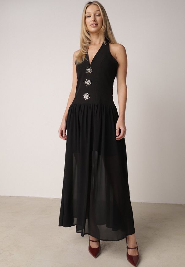 Born2be - Czarna Sukienka z Wiązanym Dekoltem Typu Halter i Biżuteryjnymi Guzikami Raena. Okazja: na co dzień. Typ kołnierza: dekolt halter. Kolor: czarny. Typ sukienki: proste. Styl: casual. Długość: midi