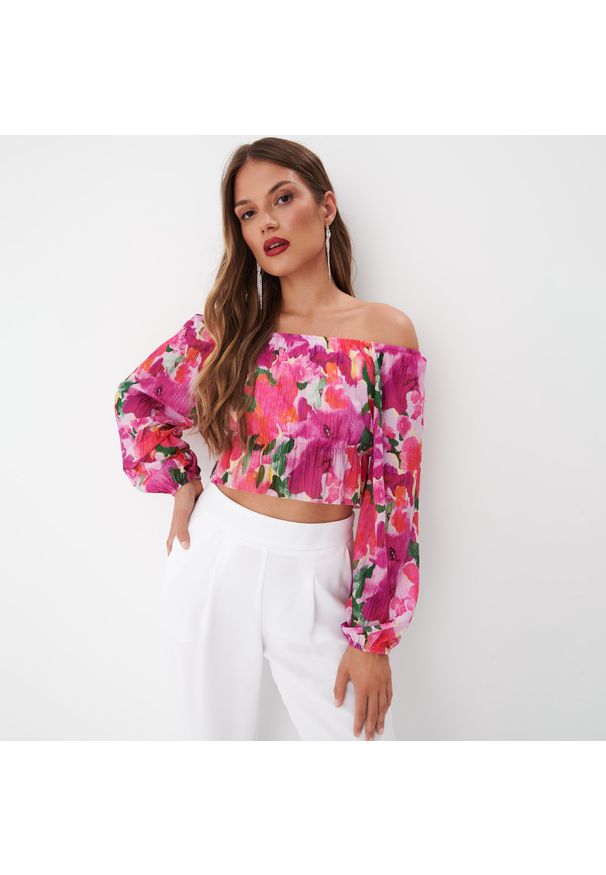 Mohito - Bluzka hiszpanka w kwiaty - Wielobarwny. Typ kołnierza: dekolt hiszpanka. Wzór: kwiaty