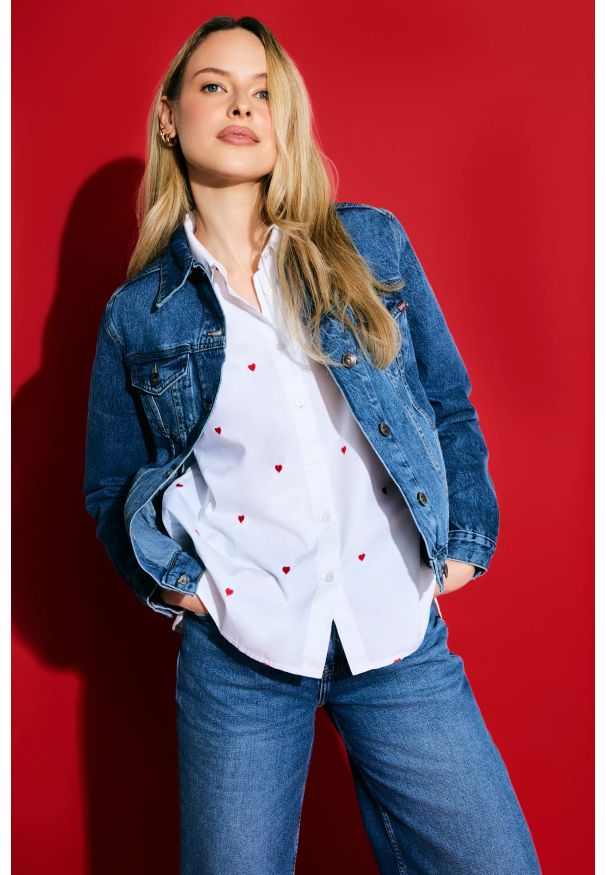 Big-Star - Koszula damska z wyhaftowanymi serduszkami biała Erin 100. Kolor: biały. Materiał: bawełna. Wzór: haft. Styl: elegancki