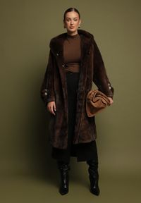 Born2be - Brązowy Elegancki Płaszcz Futerko z Kapturem i Ozdobnymi Guzikami Esilea. Okazja: na co dzień. Typ kołnierza: kaptur. Kolor: brązowy. Materiał: futro. Długość: długie. Wzór: aplikacja. Styl: elegancki #5