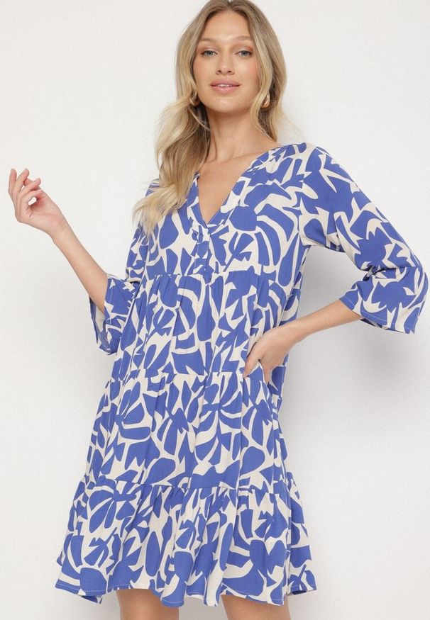 Born2be - Niebieska Wiskozowa Rozkloszowana Sukienka z Abstrakcyjnym Wzorem Liracalia. Okazja: na co dzień. Kolor: niebieski. Materiał: wiskoza. Styl: casual, elegancki