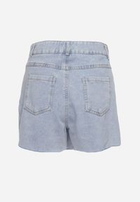 Born2be - Niebieskie Jeansowe Szorty Imitujące Spódniczkę Mini z Asymetryczną Zakładką Moonfia. Kolor: niebieski. Materiał: jeans. Sezon: wiosna, lato. Styl: klasyczny
