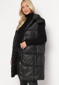 Born2be - Czarna Kamizelka o Długim Pikowanym Fasonie z Odpinanym Kapturem Glonte. Okazja: na co dzień. Kolor: czarny. Materiał: tkanina, materiał. Długość: długie. Styl: casual, klasyczny #5