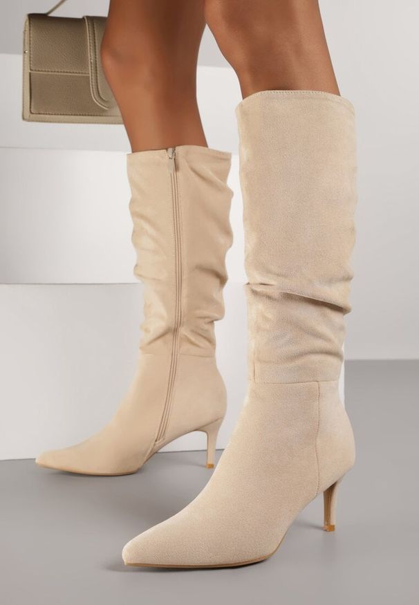 Born2be - Beżowe Kozaki z Imitacji Zamszu na Szpilce z Marszczoną Cholewką Rilareia. Kolor: beżowy. Materiał: zamsz. Szerokość cholewki: normalna. Obcas: na szpilce. Styl: elegancki. Wysokość obcasa: średni